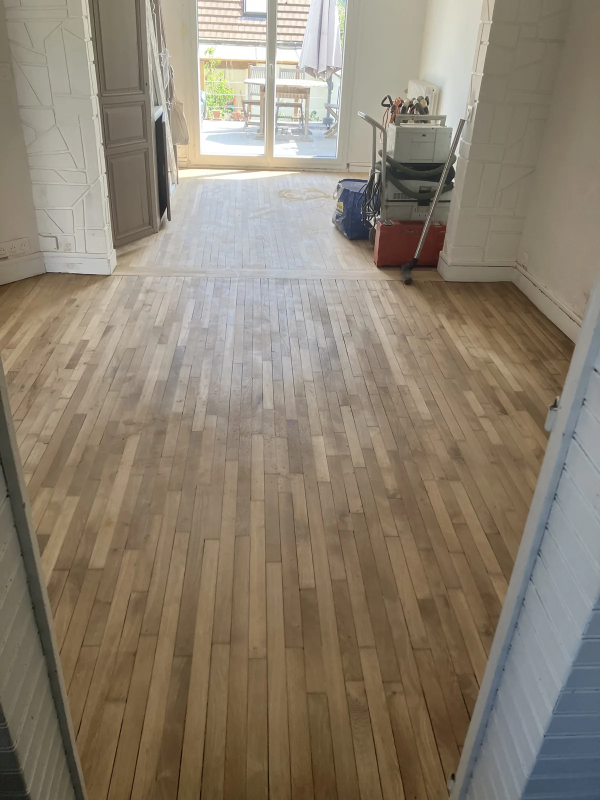 Le parquet en chêne entièrement poncé et mis à nu, prêt pour la vitrification — Bures-sur-Yvette (91440)