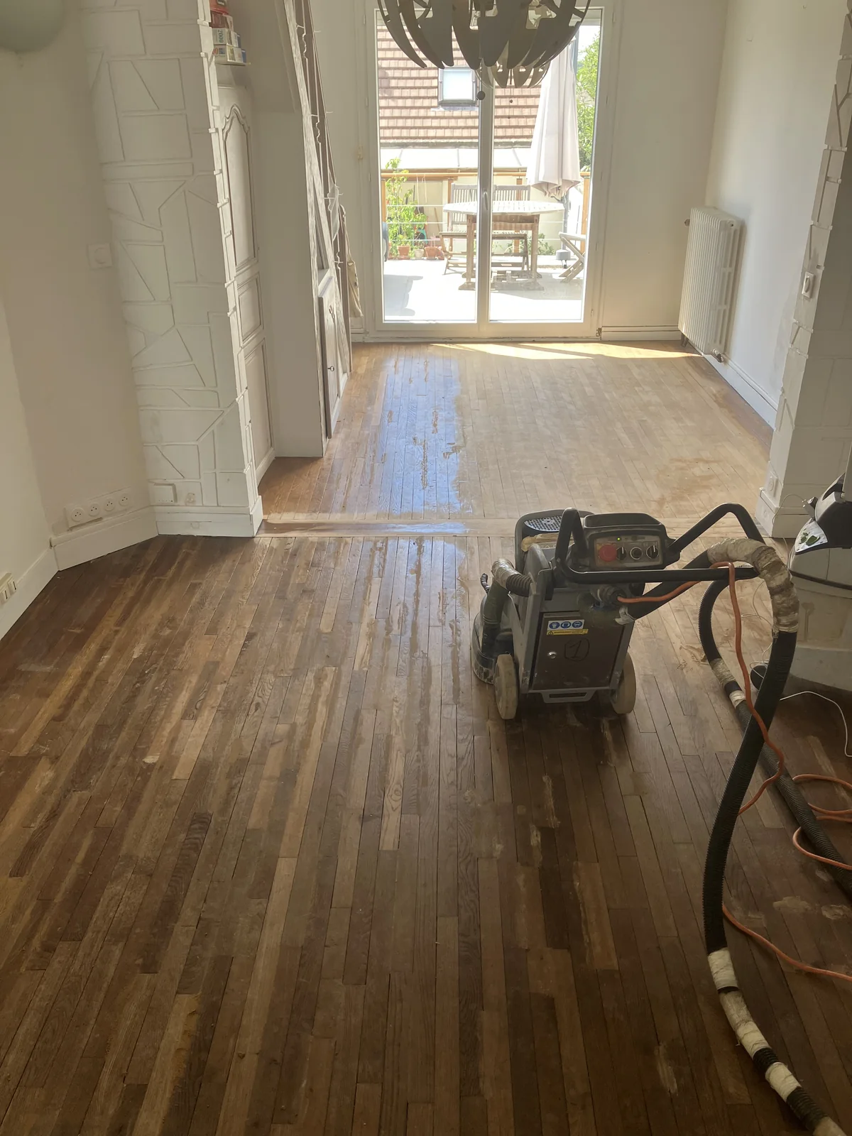 Ponçage à la machine planétaire HTC 420 VS, la limite entre le parquet traité et l'ancien vernis — Bures-sur-Yvette (91440)