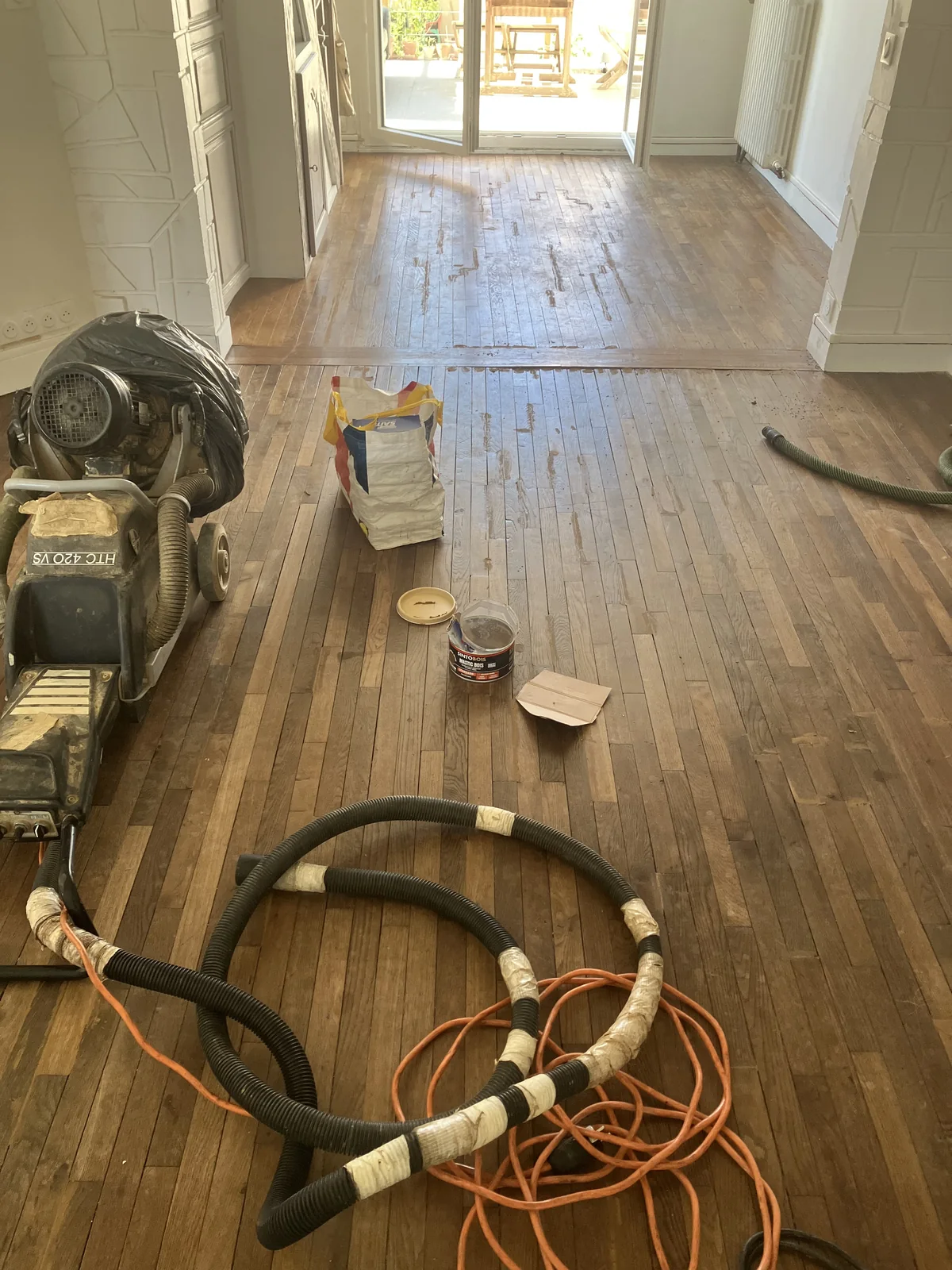 Rebouchage au mastic Sintobois avant ponçage — chantier de parquet à Bures-sur-Yvette (91440)