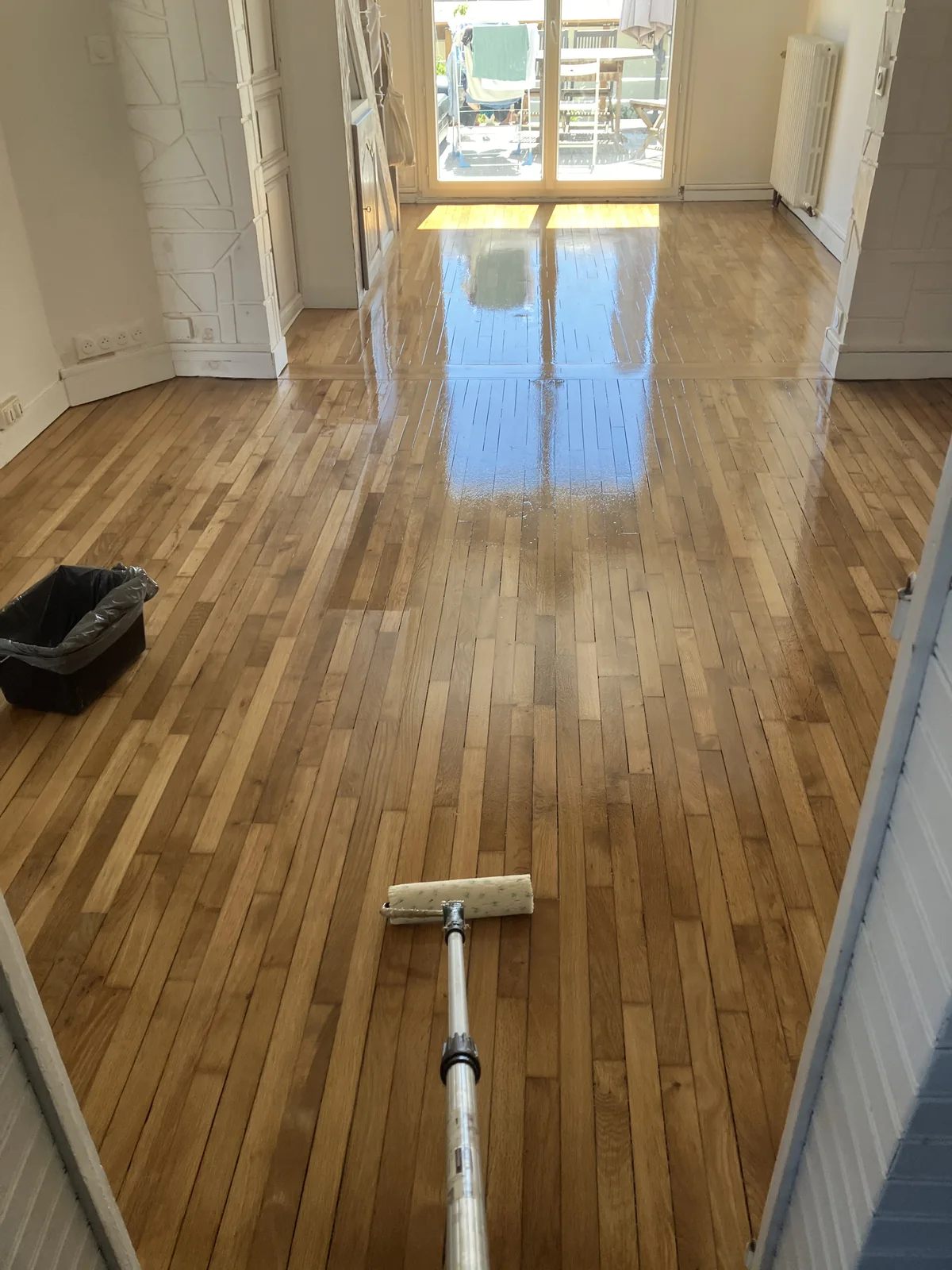 Application du vernis Bona Mega Evo au rouleau — Bures-sur-Yvette (91440)