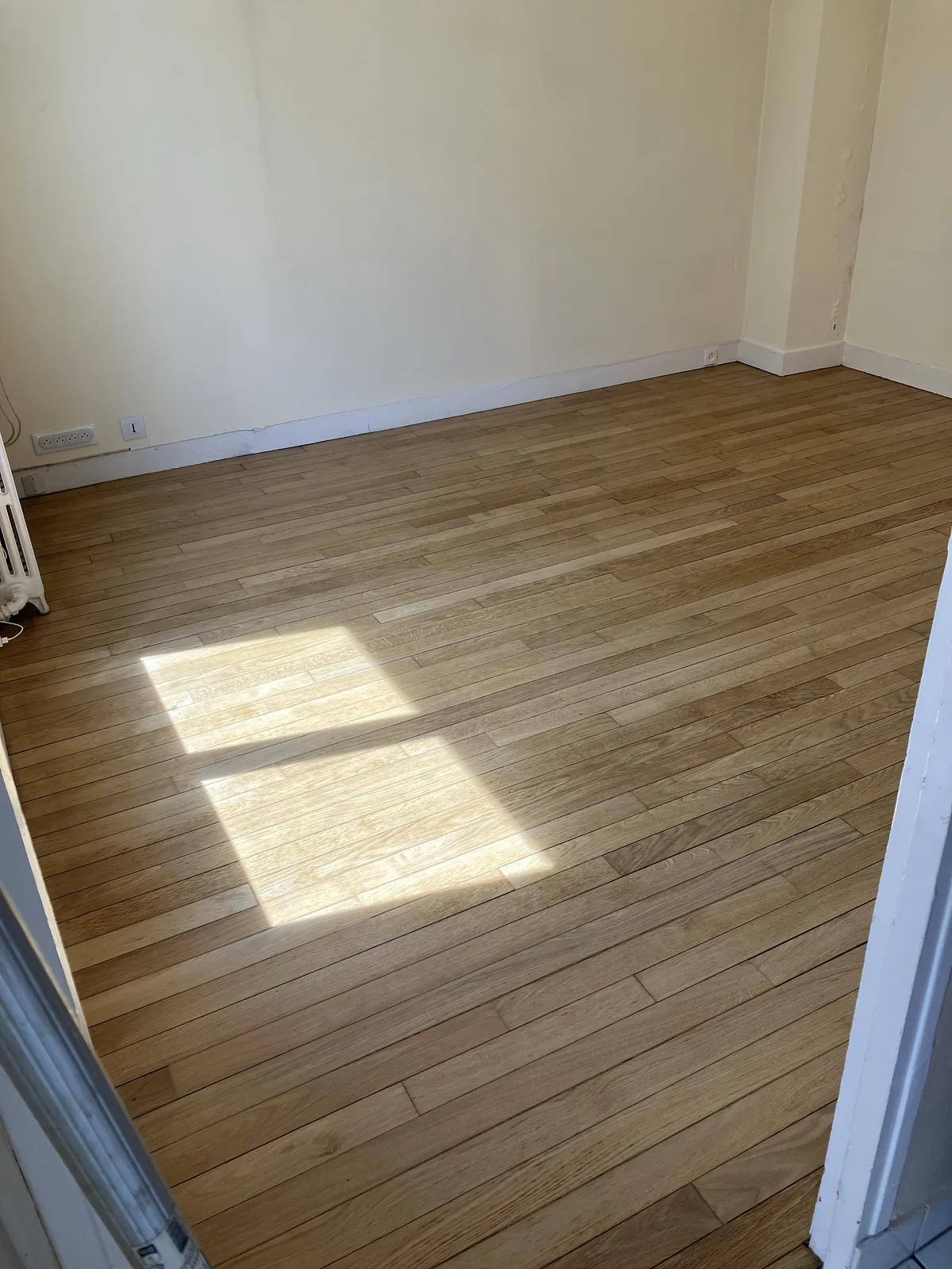 La même pièce après 3 couches de Bona Mega Evo. La teinte foncée était dans le vernis, pas dans le bois. Clamart (92140).