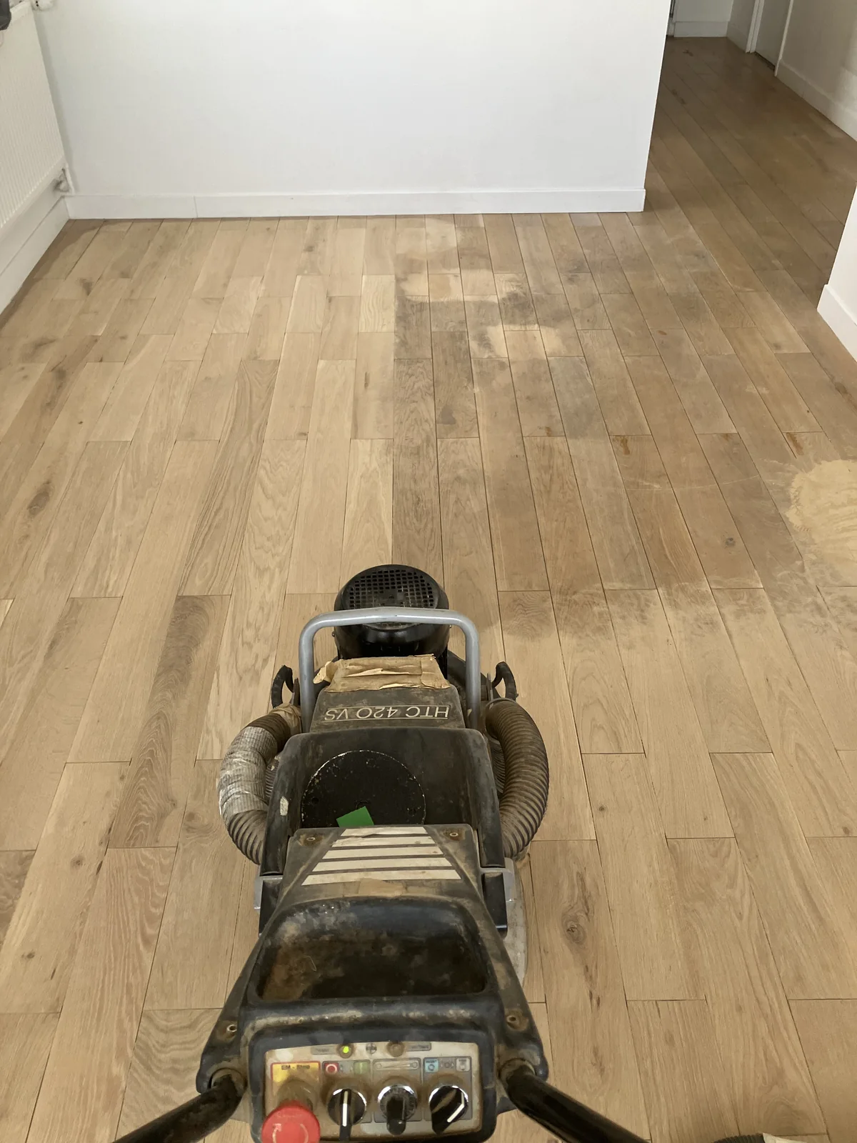 Le chêne du séjour était marqué par des taches sombres et un vernis usé. La machine planétaire HTC 420 VS attaque l