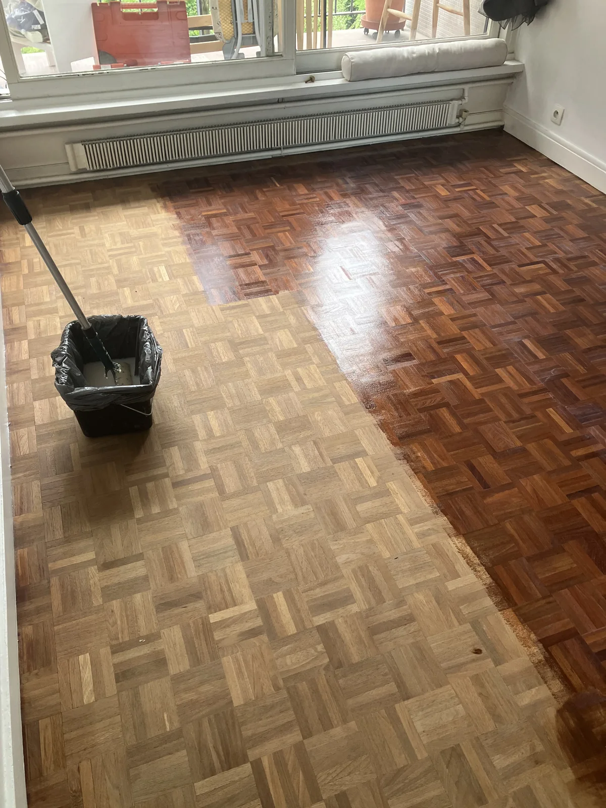 Le parquet mosaïque a retrouvé sa teinte naturelle. L'aspirateur Festool à filtre HEPA capte la sciure à la so