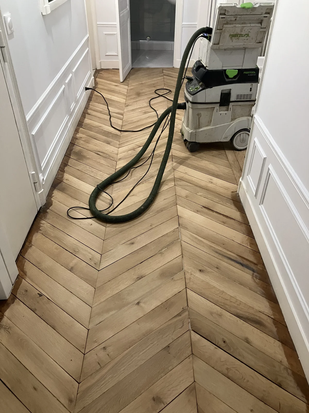 Parquet en point de Hongrie poncé à la machine planétaire, appartement haussmannien du 15e. Aucun sillon directionnel possible.
