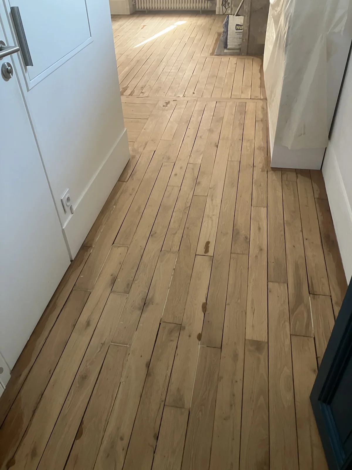 Poncé d'un bout à l'autre, sans rupture entre les pièces ni bande sombre aux seuils. Paris 17e.