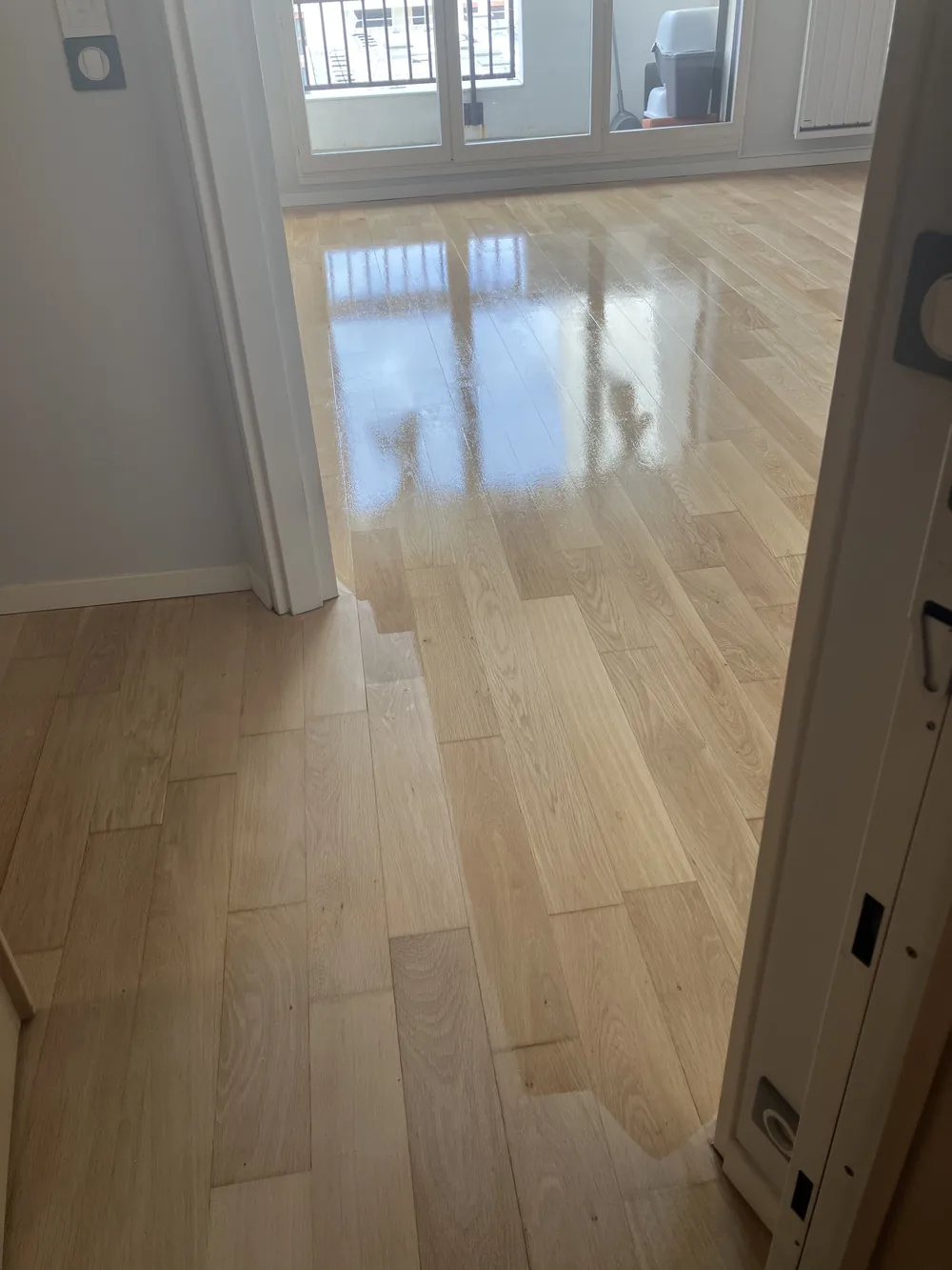 Brillant et miroitant à l'application, le Bona Mega Evo mate en séchant selon la finition choisie — mat, satiné ou brillant. Séchage en surface&nbsp;: 2 heures.