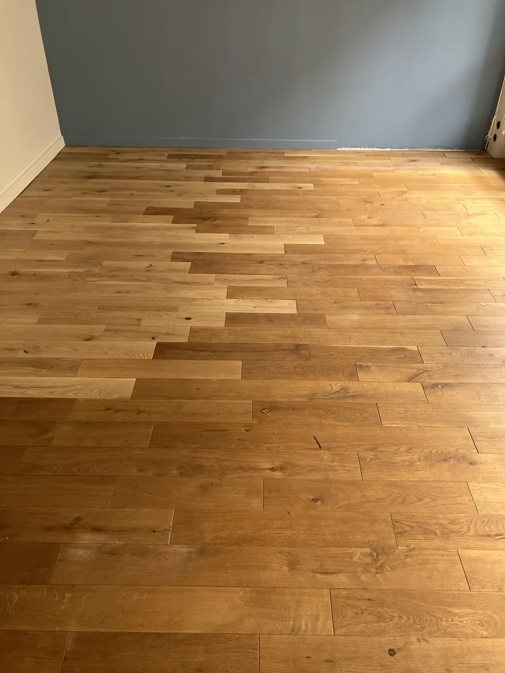 Les lames larges demandent une attention particulière : le bois travaille davantage en largeur.