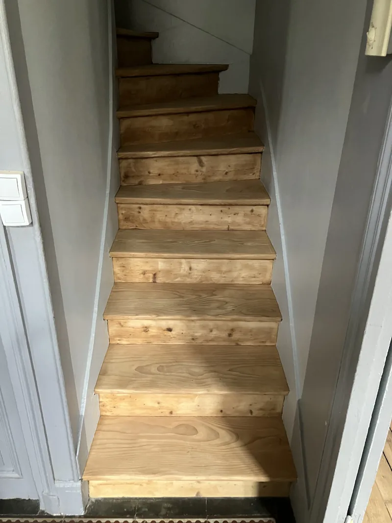 Escalier bois après ponçage — bois naturel révélé, prêt pour vitrification