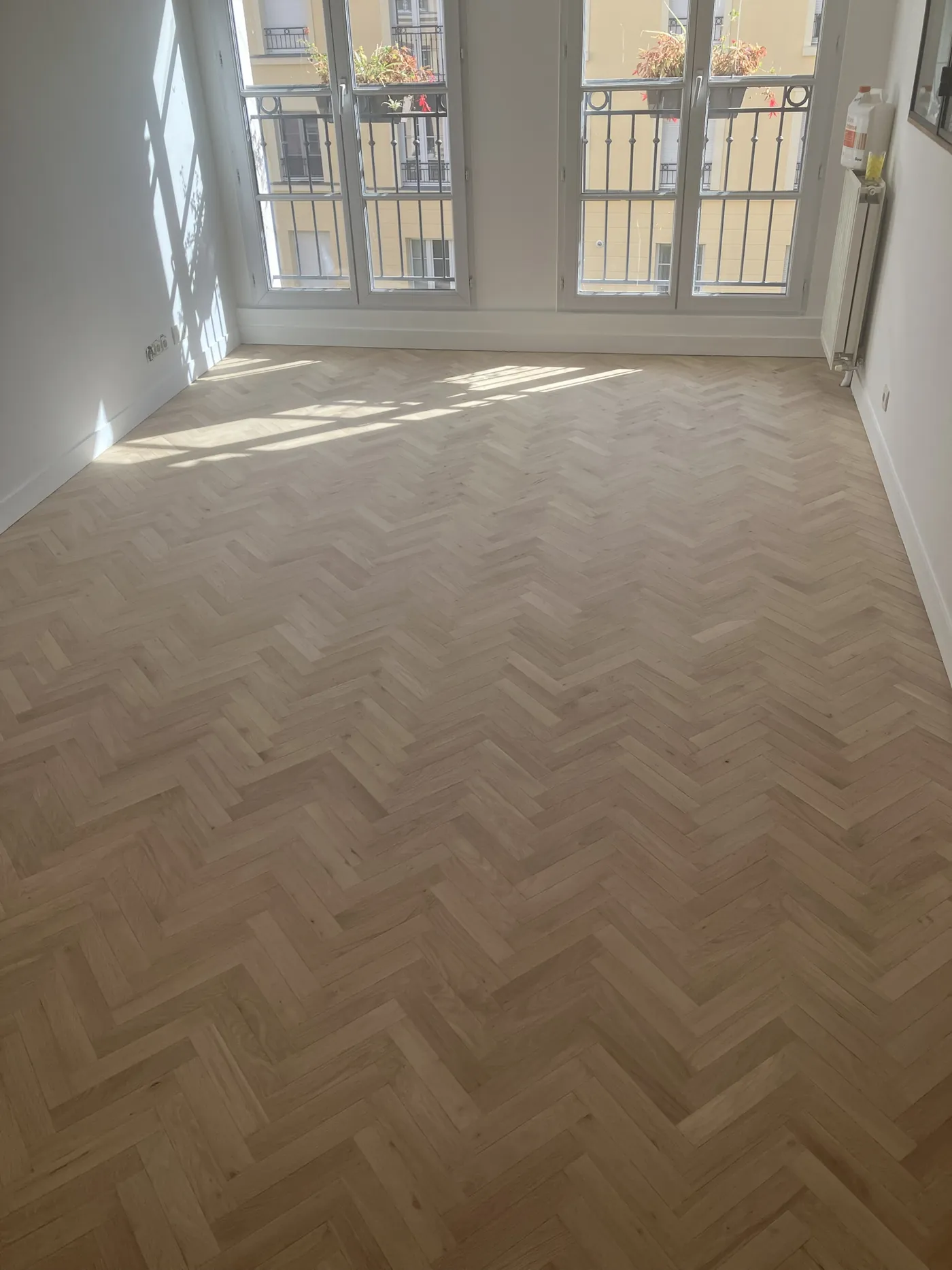 Parquet chêne à bâtons rompus poncé brut à Le Plessis-Robinson (92), bois clair mat avant vitrification