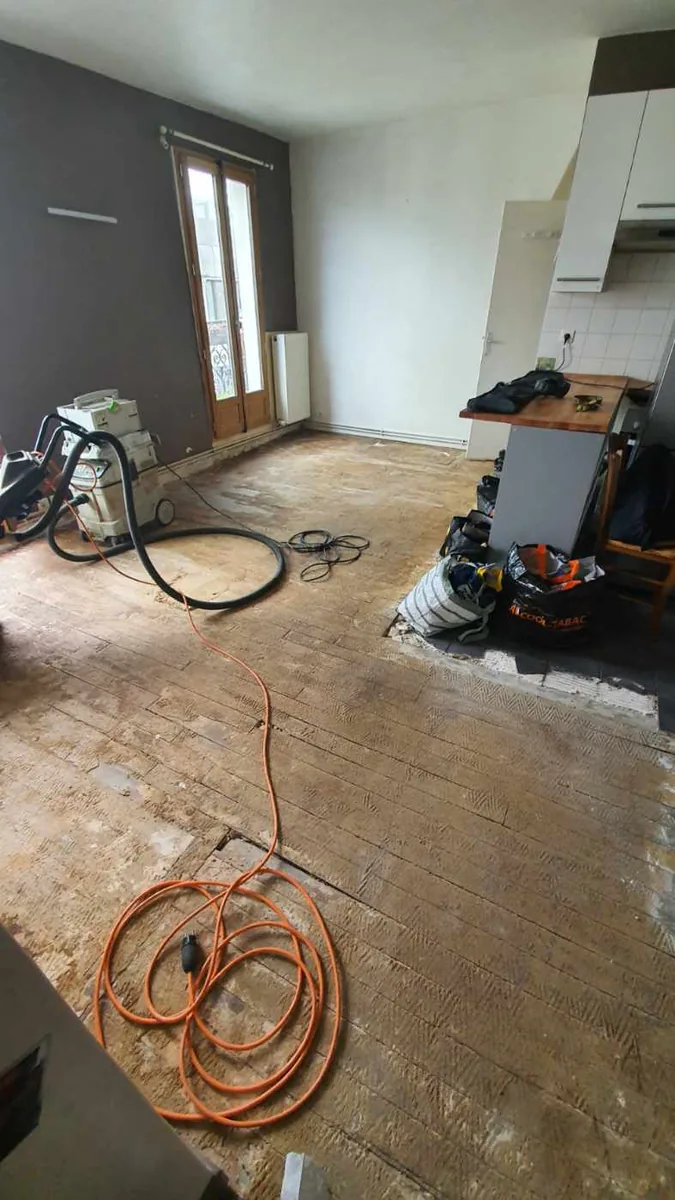 Parquet lames droites Gare du Nord avant ponçage — résidus de colle de moquette épais