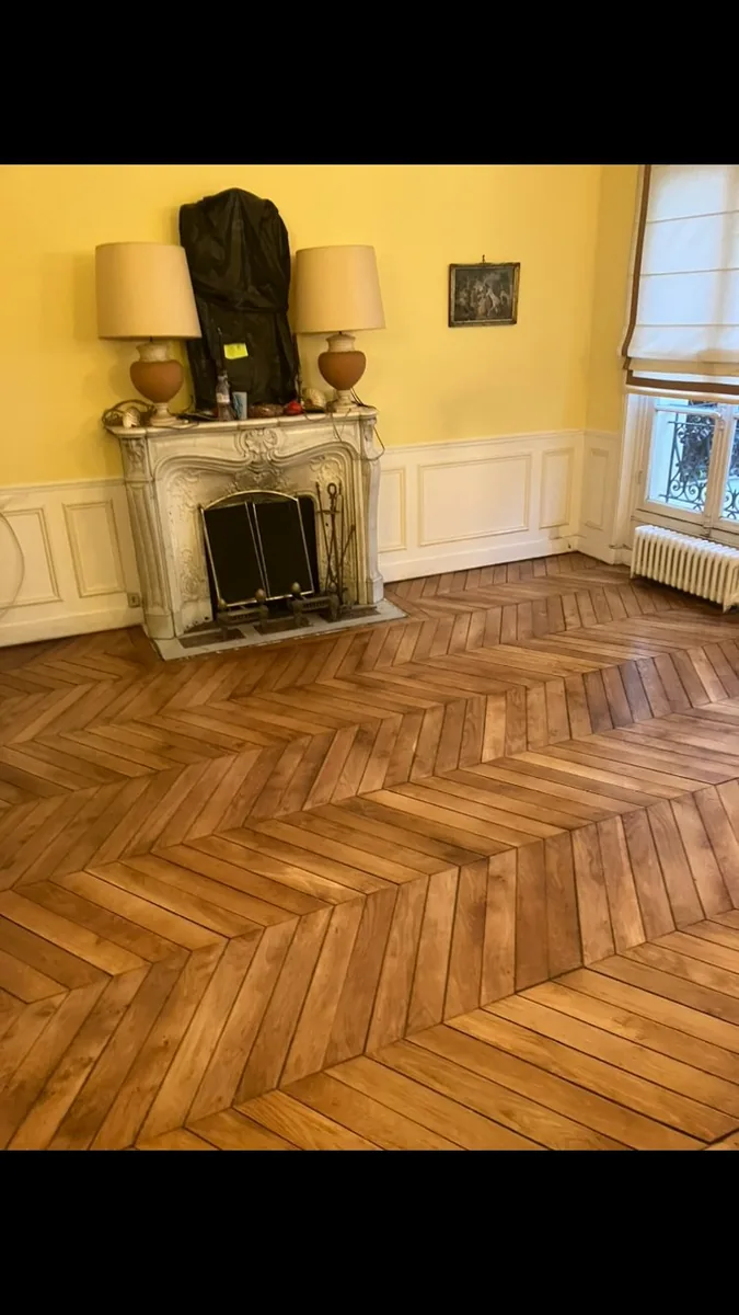 Salon Paris 16e après ponçage — parquet point de Hongrie haussmannien révélé, vitrification Bona Mega Evo