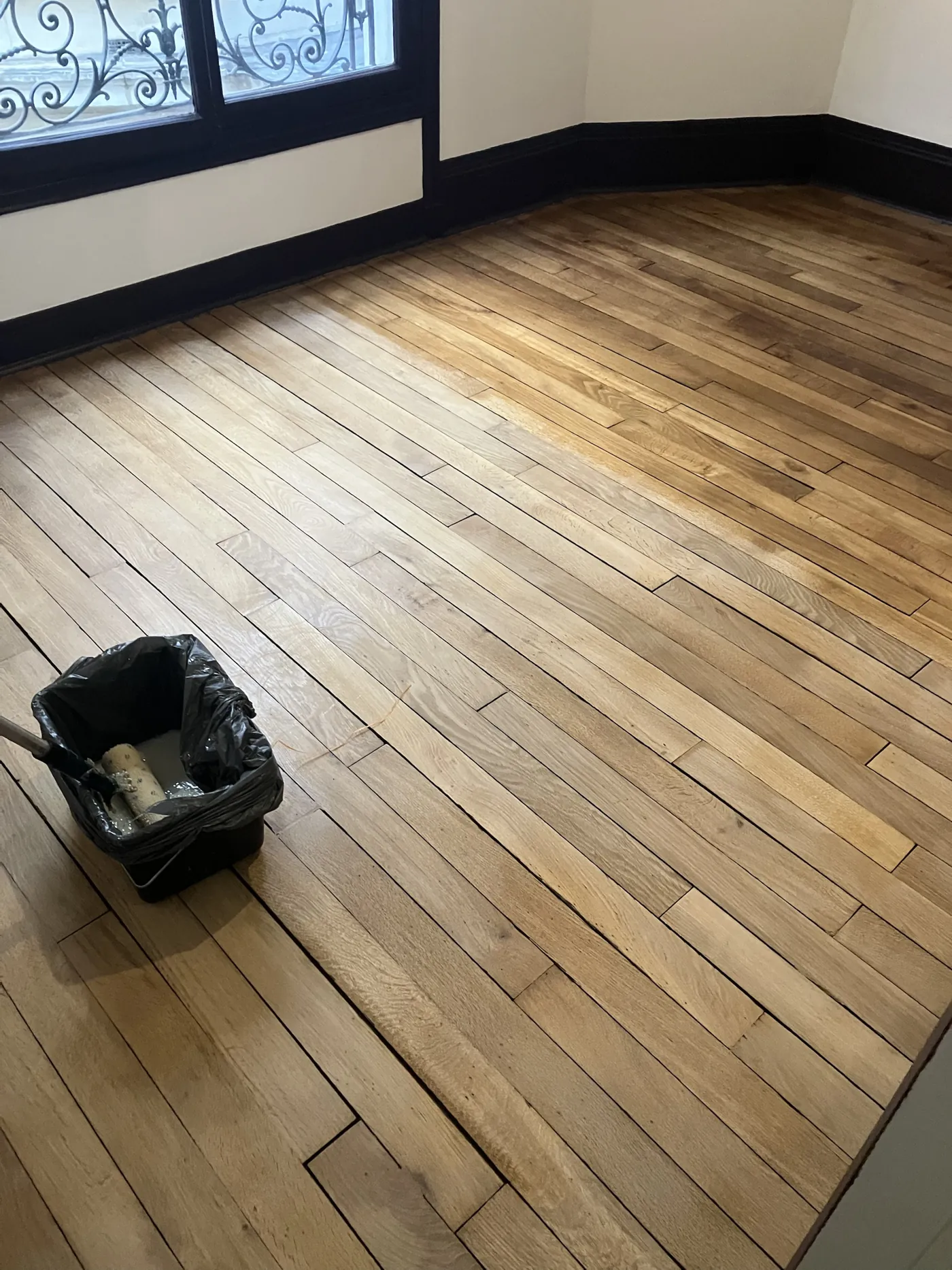 Parquet chêne à lames droites poncé brut dans un appartement haussmannien, Paris 8e, bois clair mat avant vitrification