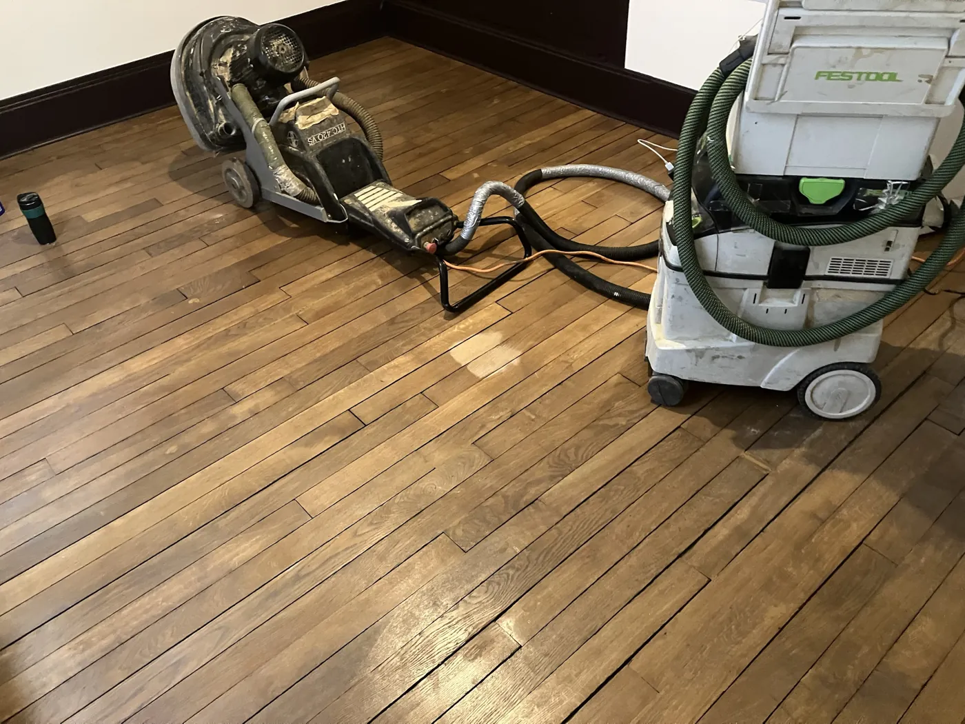 Ponçage en cours — machine planétaire HTC 420, aspiration Festool HEPA à la source