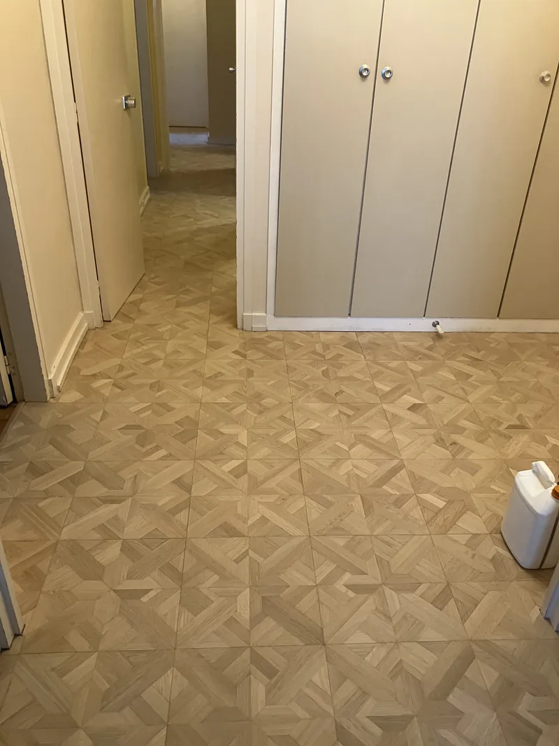 Parquet marqueté à motifs géométriques poncé brut à Garches (92), chêne clair mat avant vitrification