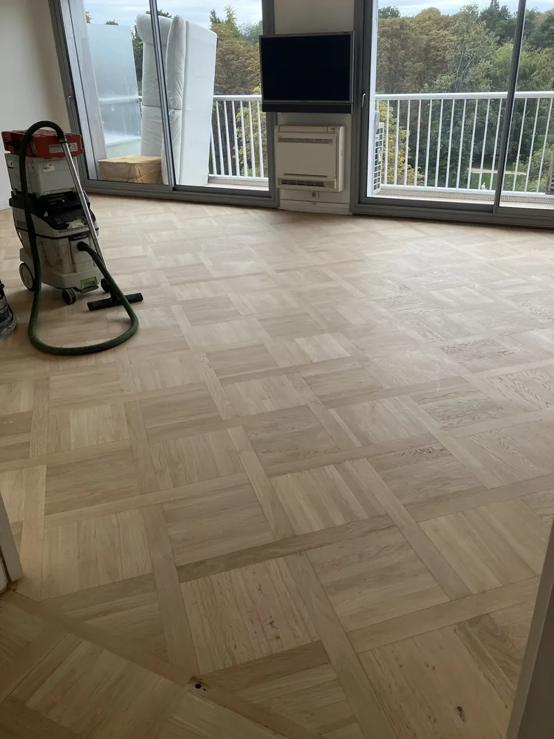 Parquet mosaïque chêne poncé brut, bois clair, salon avec baies vitrées à Montsouris, Paris 13e