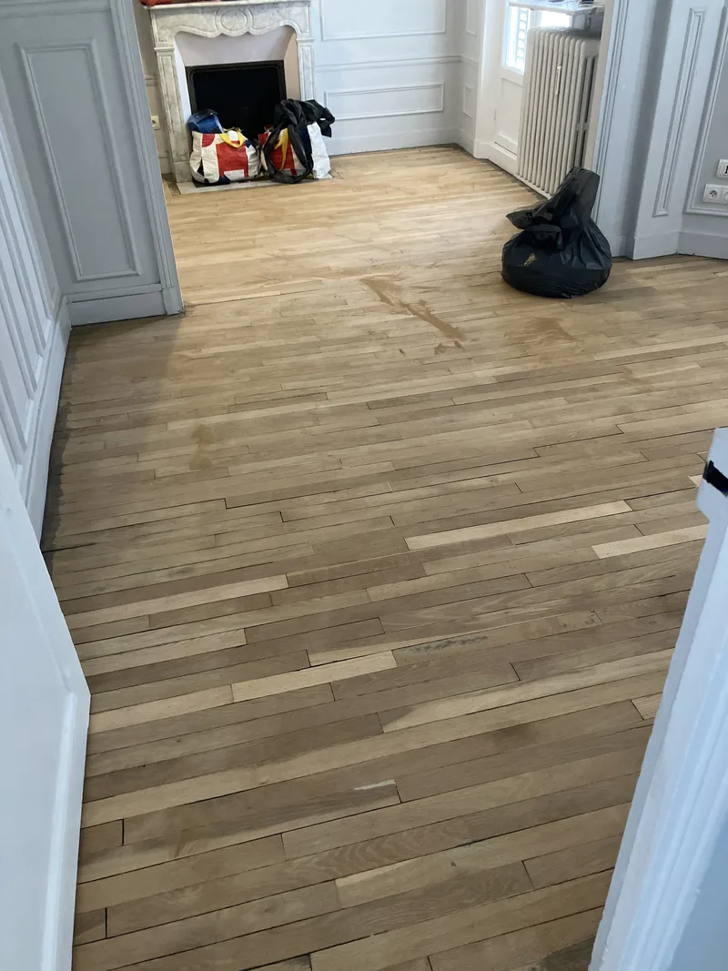 Parquet chêne à lames droites poncé brut à Pantin (93), bois clair mat avant vitrification