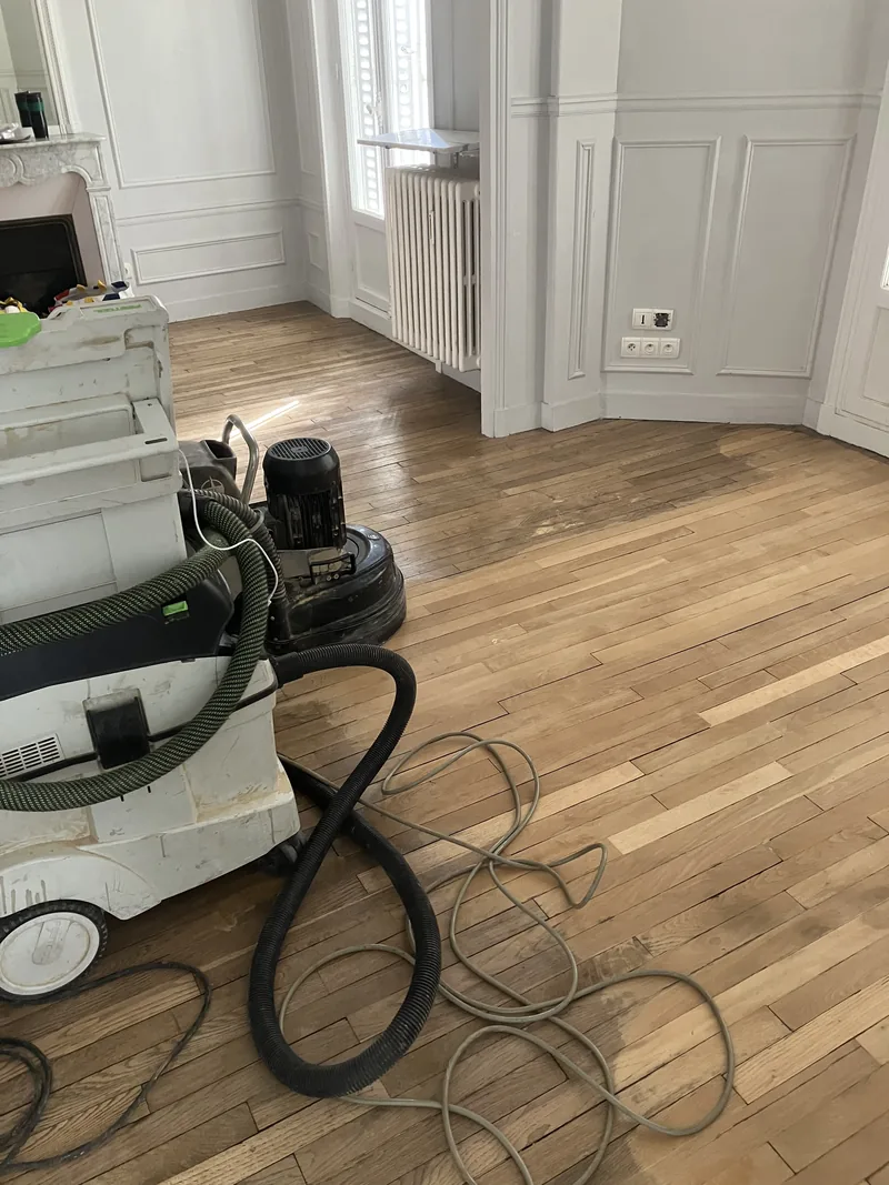 Ponçage en cours à la machine planétaire HTC Husqvarna dans un appartement ancien à Pantin (93)
