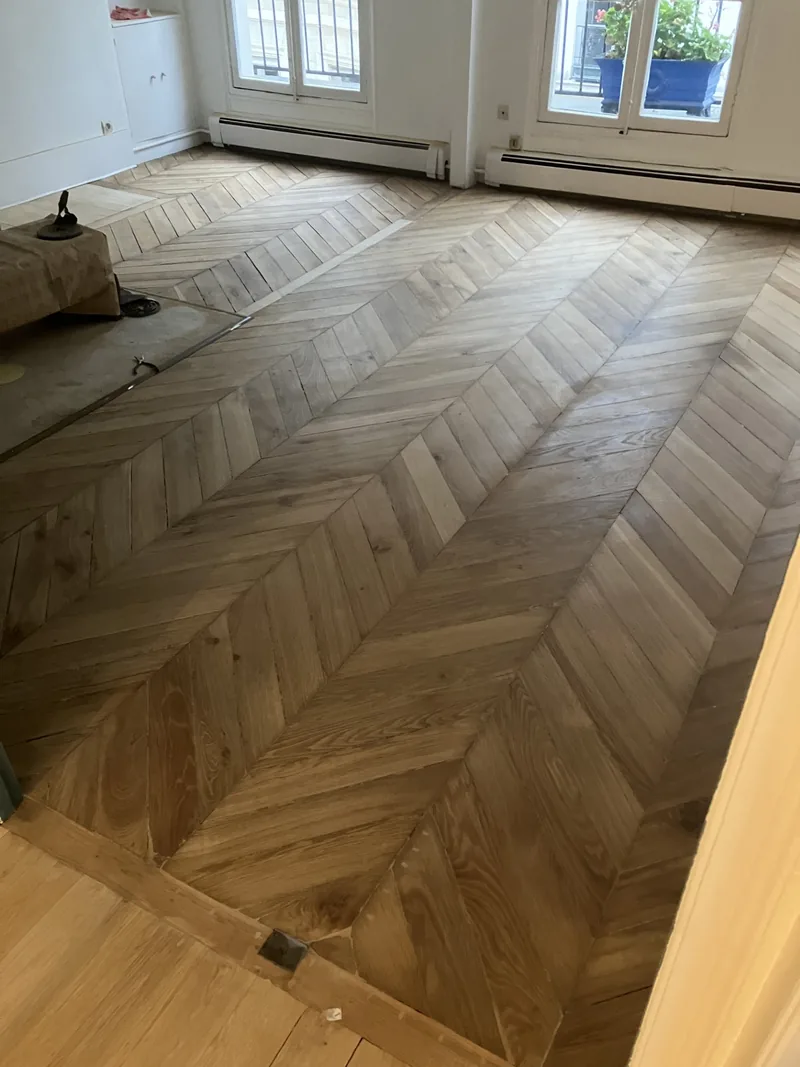 Parquet réparé au Sintobois, poncé et vitrifié — Paris 7e