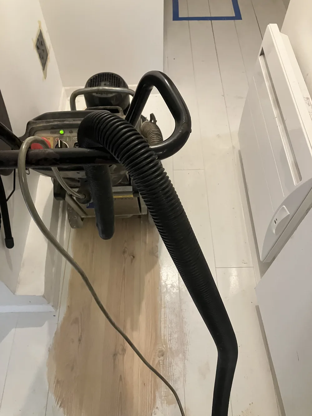 Décapage de la peinture blanche sur un parquet en pin à la machine — chantier à Châtillon (92)