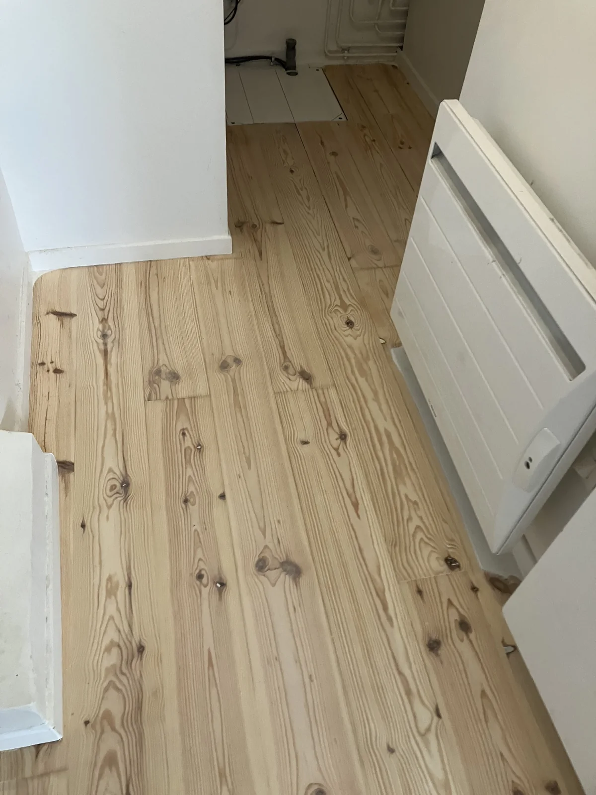 Le parquet en pin remis à nu après décapage complet de la peinture blanche — Châtillon (92)