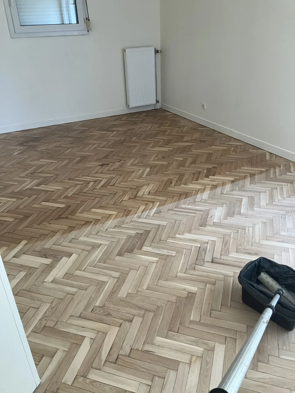 Sur ce type de pose, une ponceuse à tambour laisserait des marques irréparables dans les lames perpendiculaire
