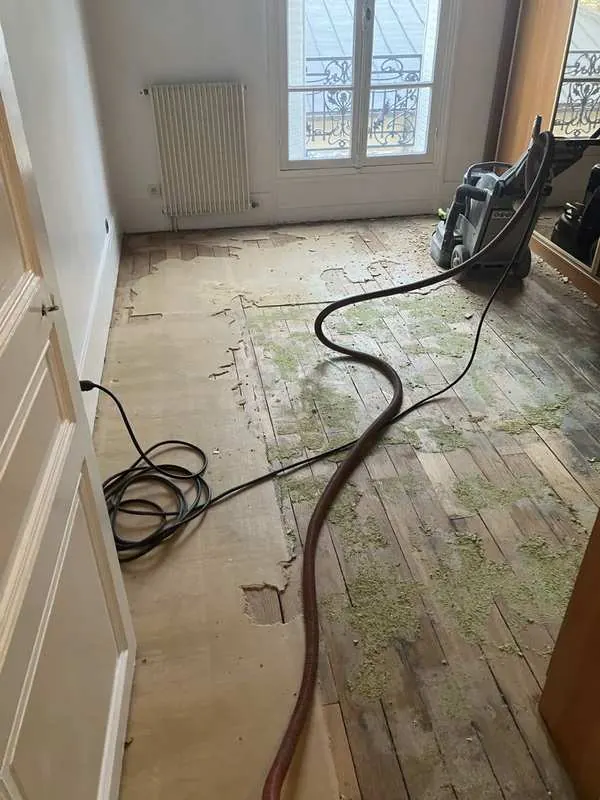 Parquet très abîmé avant rénovation — rue Gerbert, Paris 15e