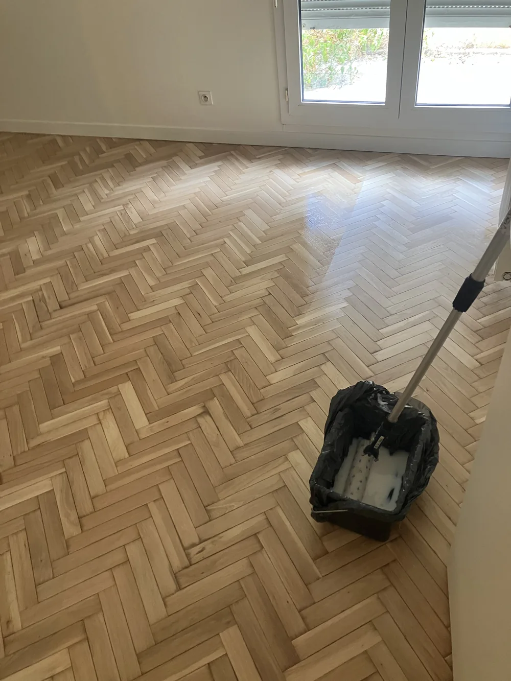 Parquet en chêne posé en bâtons rompus. La machine planétaire travaille dans toutes les directions — c’est ce 