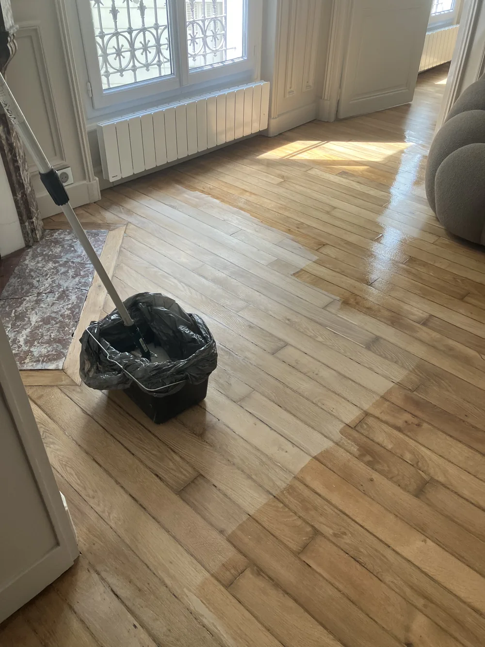 Appartement haussmannien parisien, cheminée en marbre. Le chêne massif d’origine retrouve sa couleur naturelle