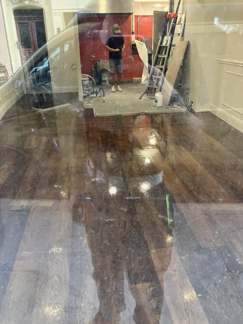Parquet chêne vitrifié brillant après ponçage et vitrification dans une crêperie, 54 rue de l'Arbre Sec, Paris 1er