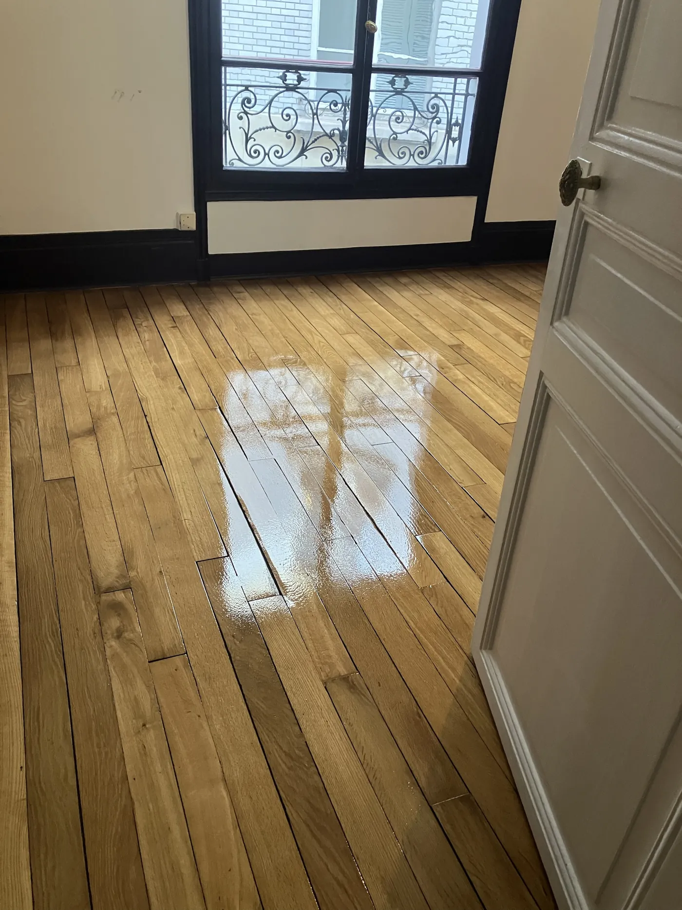 Parquet chêne à lames droites vitrifié Bona Mega Evo, appartement haussmannien Paris 8e, ton chaud après 3 couches