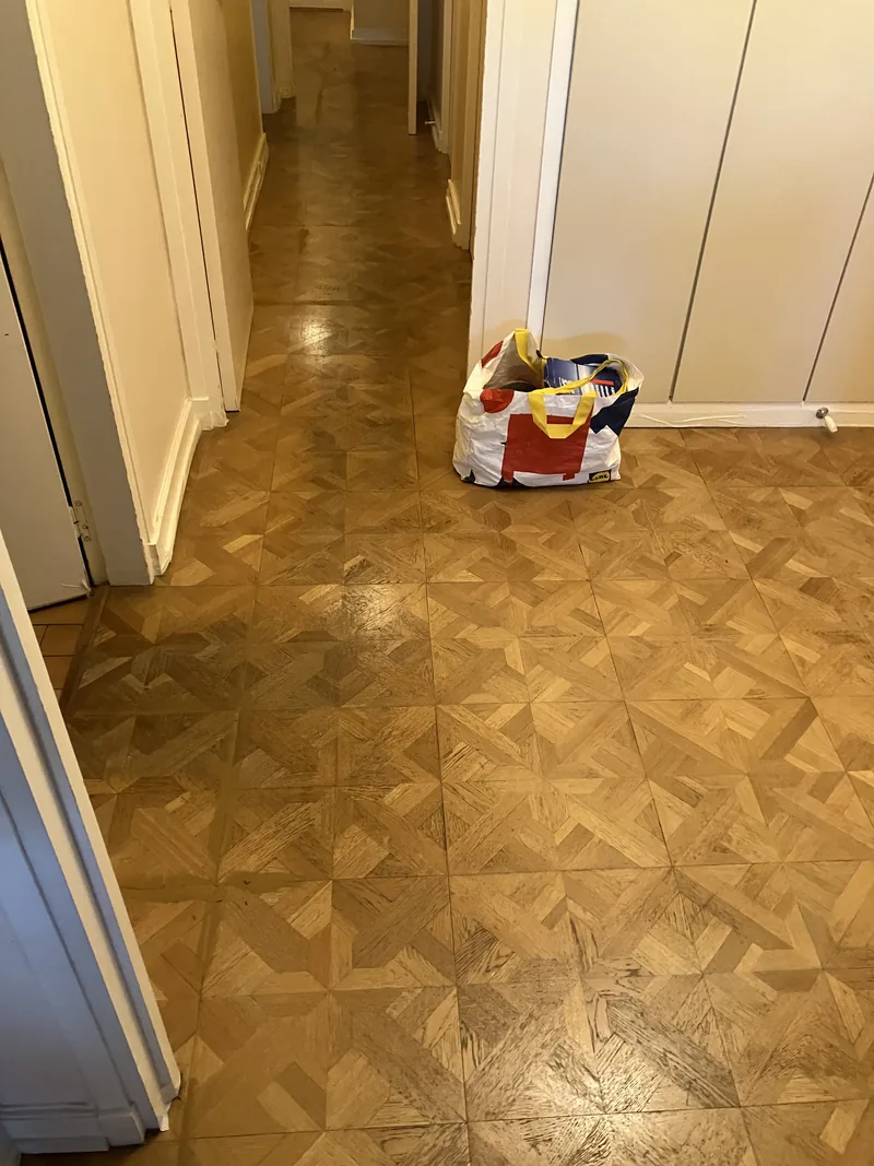 Parquet marqueté géométrique vitrifié Bona Mega Evo à Garches (92), ton chêne miel après 3 couches