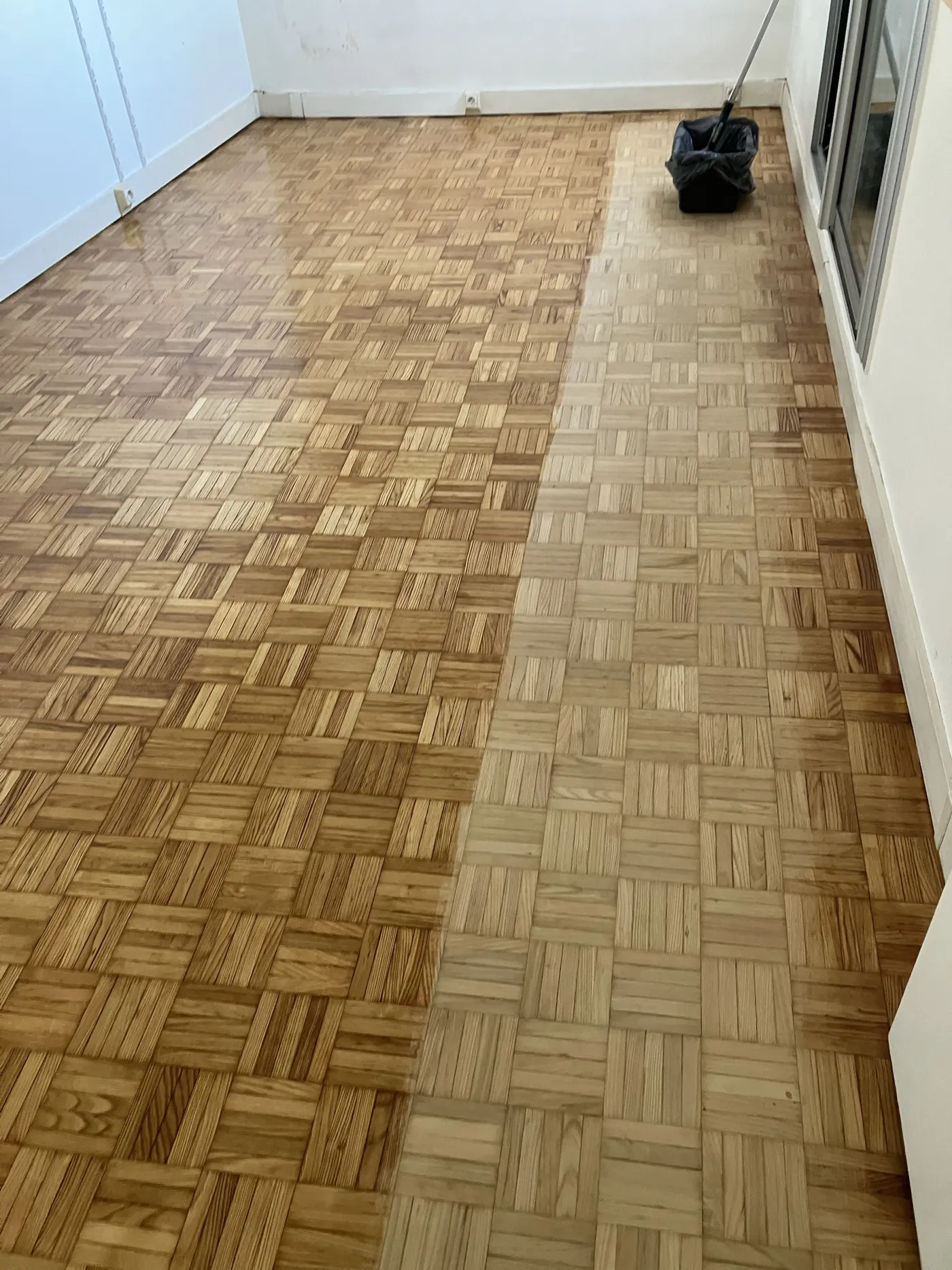 Parquet mosaïque en chêne à motif damier fraîchement vitrifié, rue des Pyrénées, Paris 20e
