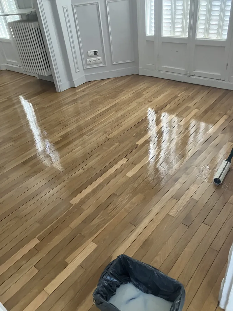 Parquet chêne lames droites vitrifié Bona Mega Evo à Pantin (93), ton miel après 3 couches