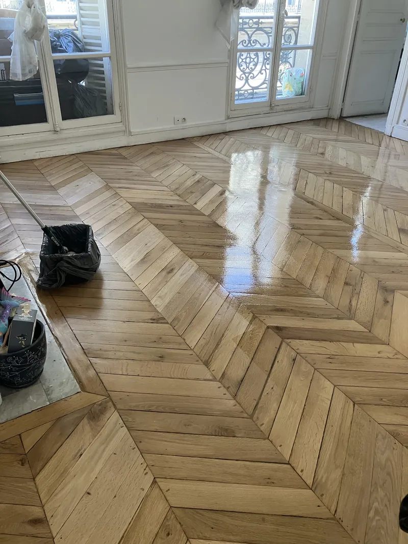 Parquet point de Hongrie en chêne massif fraîchement vitrifié, appartement haussmannien avenue Victor Hugo, Paris 16e